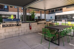 Outdoor dining - NuLu Suites: Plush Bourbon & Beyond King Bed Suite (Louisville)
