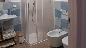 Dusche, Haartrockner, Bidet, Handtücher