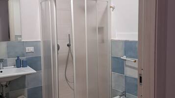 Dusche, Haartrockner, Bidet, Handtücher