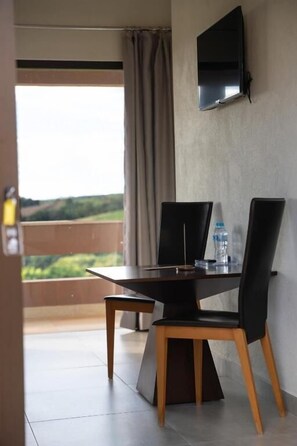 Classic Double Room, Lanai, Mountain View | Dining - Pousada Fazenda Matinha (São Tomé das Letras)