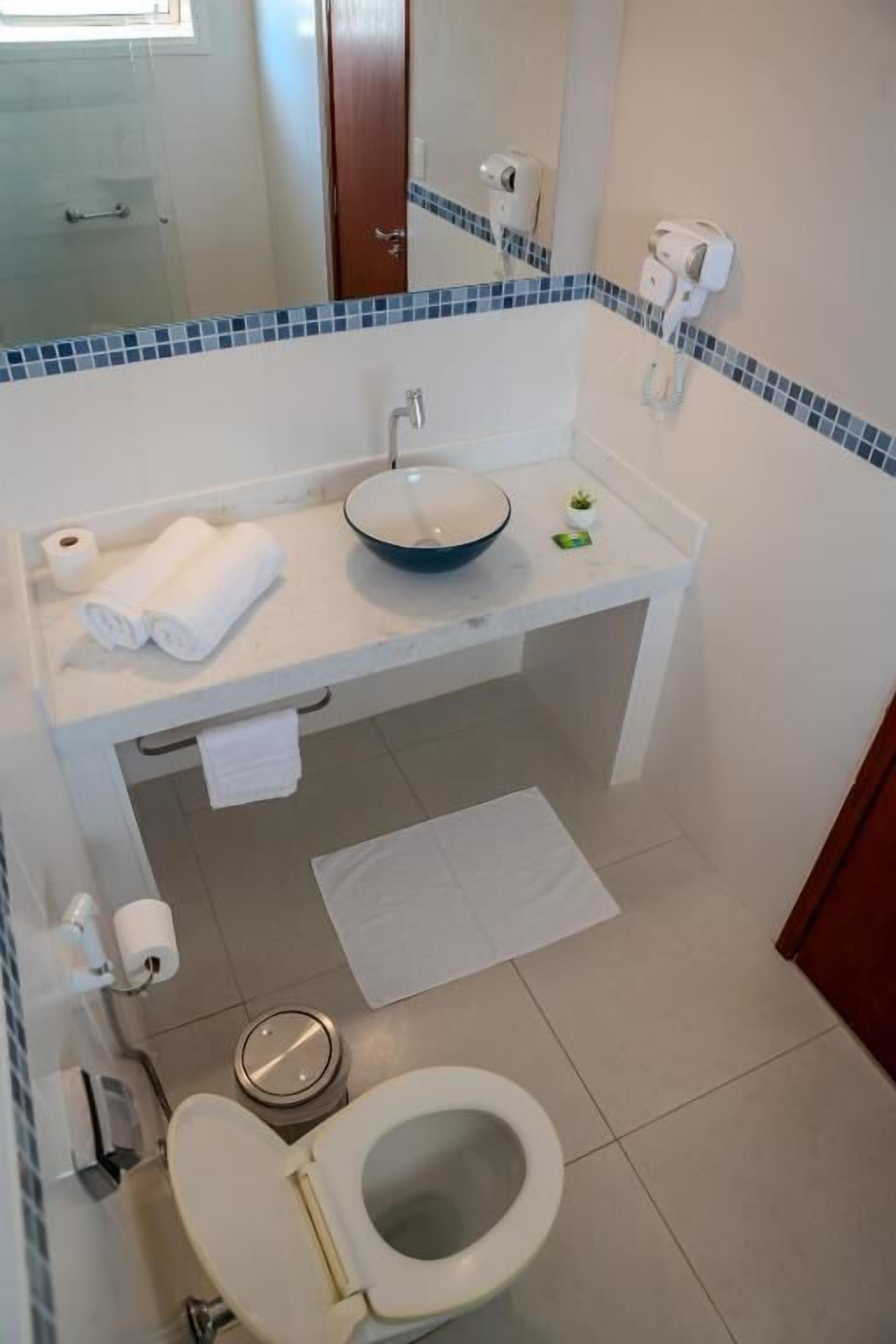Comfort suite, veranda, uitzicht op bergen | Badkamer | Een douche, gratis toiletartikelen, een haardroger, handdoeken
