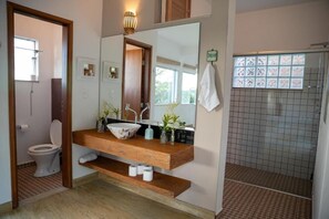 Shower, free toiletries, hair dryer, towels - Pousada Fazenda Matinha (São Tomé das Letras)