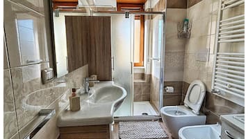 Family Room, Balcony, Courtyard View | Bathroom | Free toiletries, hair dryer, towels, soap