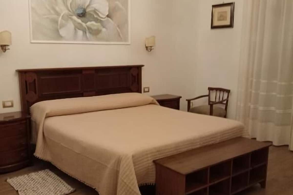 Habitación clásica con 1 cama matrimonial o 2 individuales, balcón, vista al patio | Escritorio, espacio para trabajar con laptop y cortinas blackout