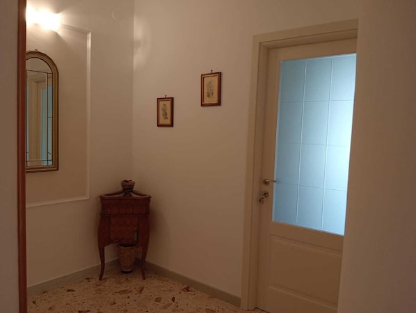 Habitación familiar, balcón, vista al patio | Interior