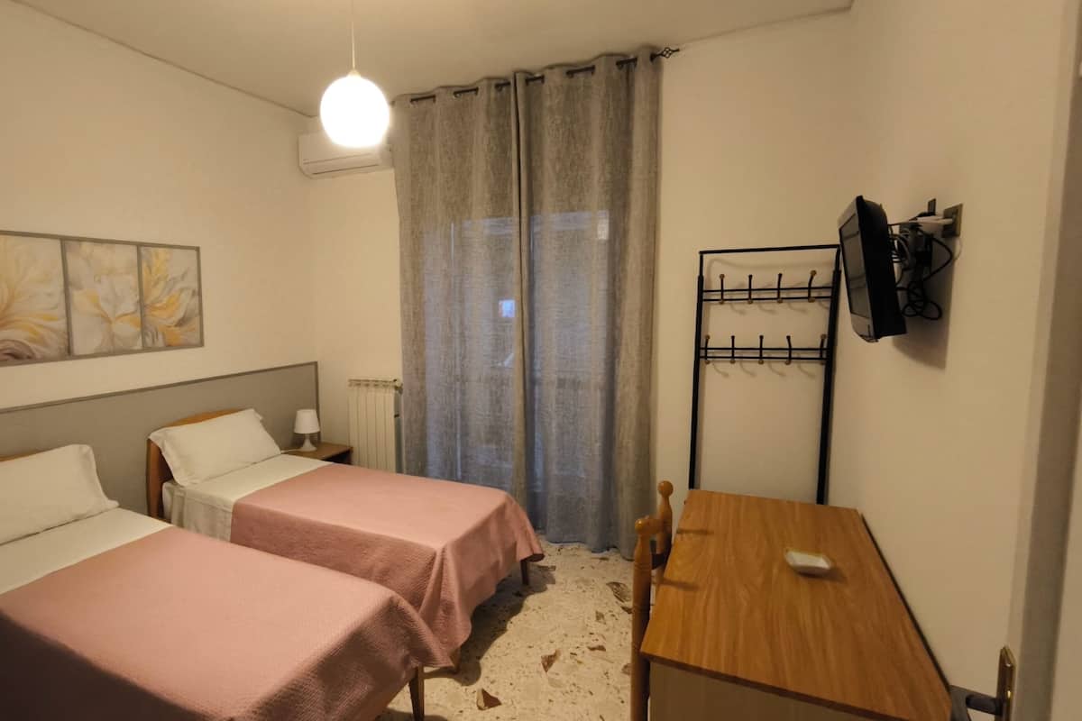 Habitación familiar, balcón, vista al patio | Escritorio, espacio para trabajar con laptop y cortinas blackout
