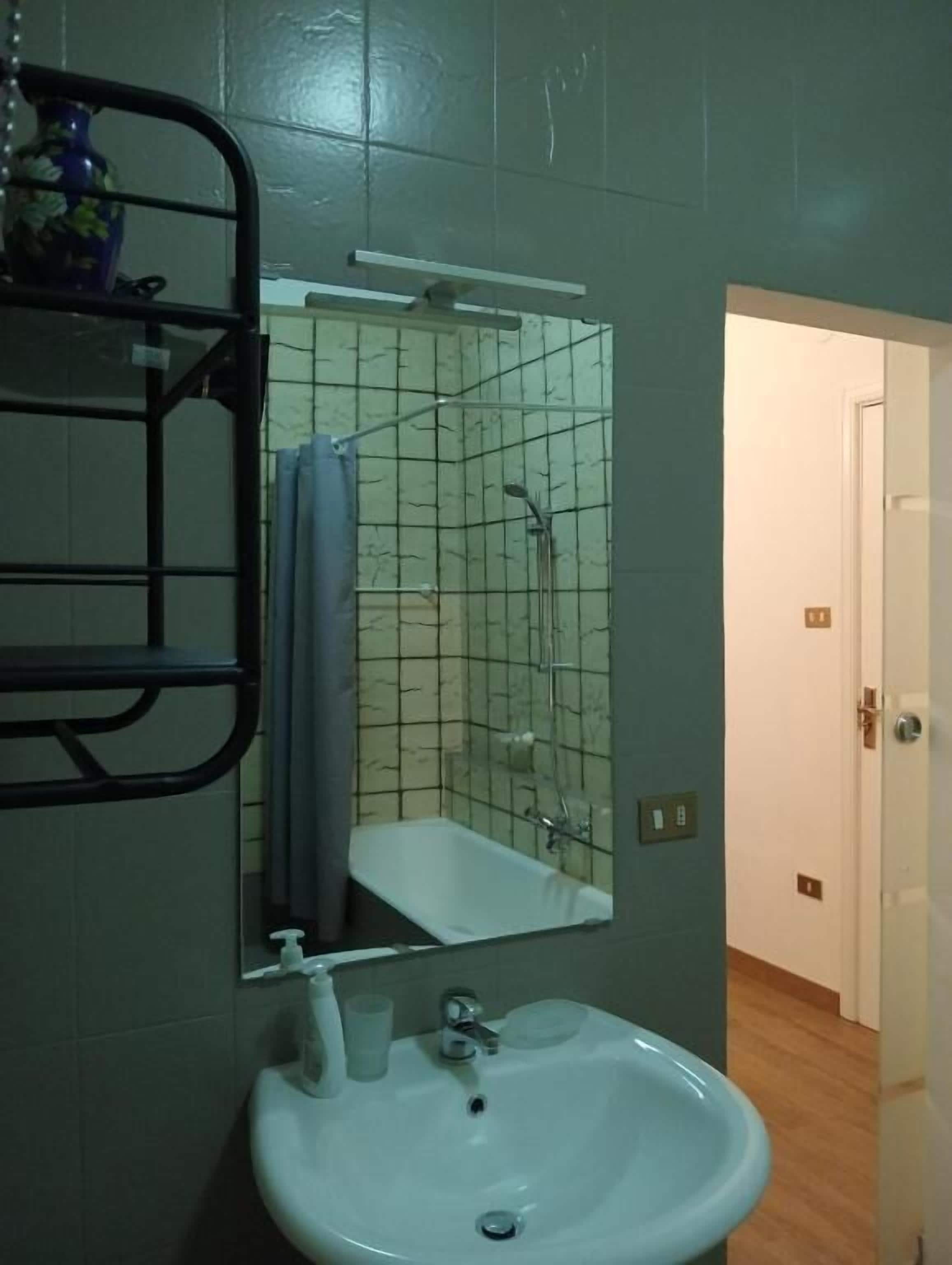 Classic-Doppel- oder -Zweibettzimmer, Balkon, Blick auf den Innenhof | Badezimmer