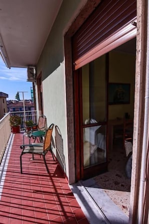 Habitación clásica con 1 cama matrimonial o 2 individuales, balcón, vista al patio | Terraza o patio
