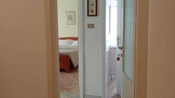 Familienzimmer, Balkon, Blick auf den Innenhof | Schreibtisch, laptopgeeigneter Arbeitsplatz, Verdunkelungsvorhänge