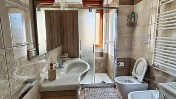 Family Room, Balcony, Courtyard View | Bathroom | Free toiletries, hair dryer, towels, soap