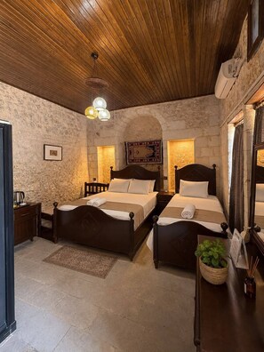 Classic Double Room, Courtyard View | Desk, laptop workspace, free WiFi - İNCİRLİ KONAK HOTEL (Şanlıurfa)