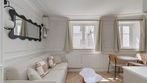 Un salon moderne comprenant un canapé, une table basse, une table à manger et une chaise.