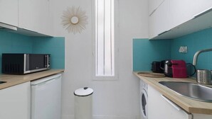 A compact kitchen with a microwave, sink, and washing machine. - Greneta - Spacious Flat Montorgueuil 4PAX (Paris)