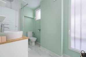 A bathroom with a white sink, toilet, and shower enclosure. - Greneta - Spacious Flat Montorgueuil 4PAX (Paris)