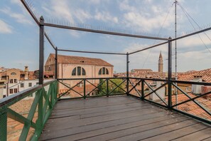 Terrace/patio - An elegant and bright 56 ​​square meters apartment featuring a spacious patio (24 square meters)—perfect for four guests—located on the raised ground floor of a renovated building.The property is ideally situated for visiting Venice and is well-s (Venice)