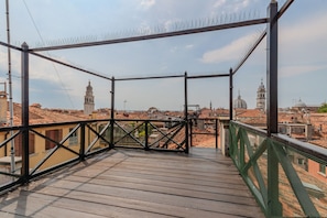 Terrace/patio - An elegant and bright 56 ​​square meters apartment featuring a spacious patio (24 square meters)—perfect for four guests—located on the raised ground floor of a renovated building.The property is ideally situated for visiting Venice and is well-s (Venice)