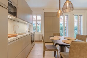 Fridge, microwave, dishwasher - An elegant and bright 56 ​​square meters apartment featuring a spacious patio (24 square meters)—perfect for four guests—located on the raised ground floor of a renovated building.The property is ideally situated for visiting Venice and is well-s (Venice)