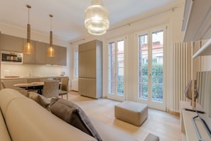Living area - An elegant and bright 56 ​​square meters apartment featuring a spacious patio (24 square meters)—perfect for four guests—located on the raised ground floor of a renovated building.The property is ideally situated for visiting Venice and is well-s (Venice)