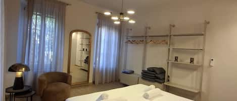 2 Schlafzimmer, Bügeleisen/Bügelbrett