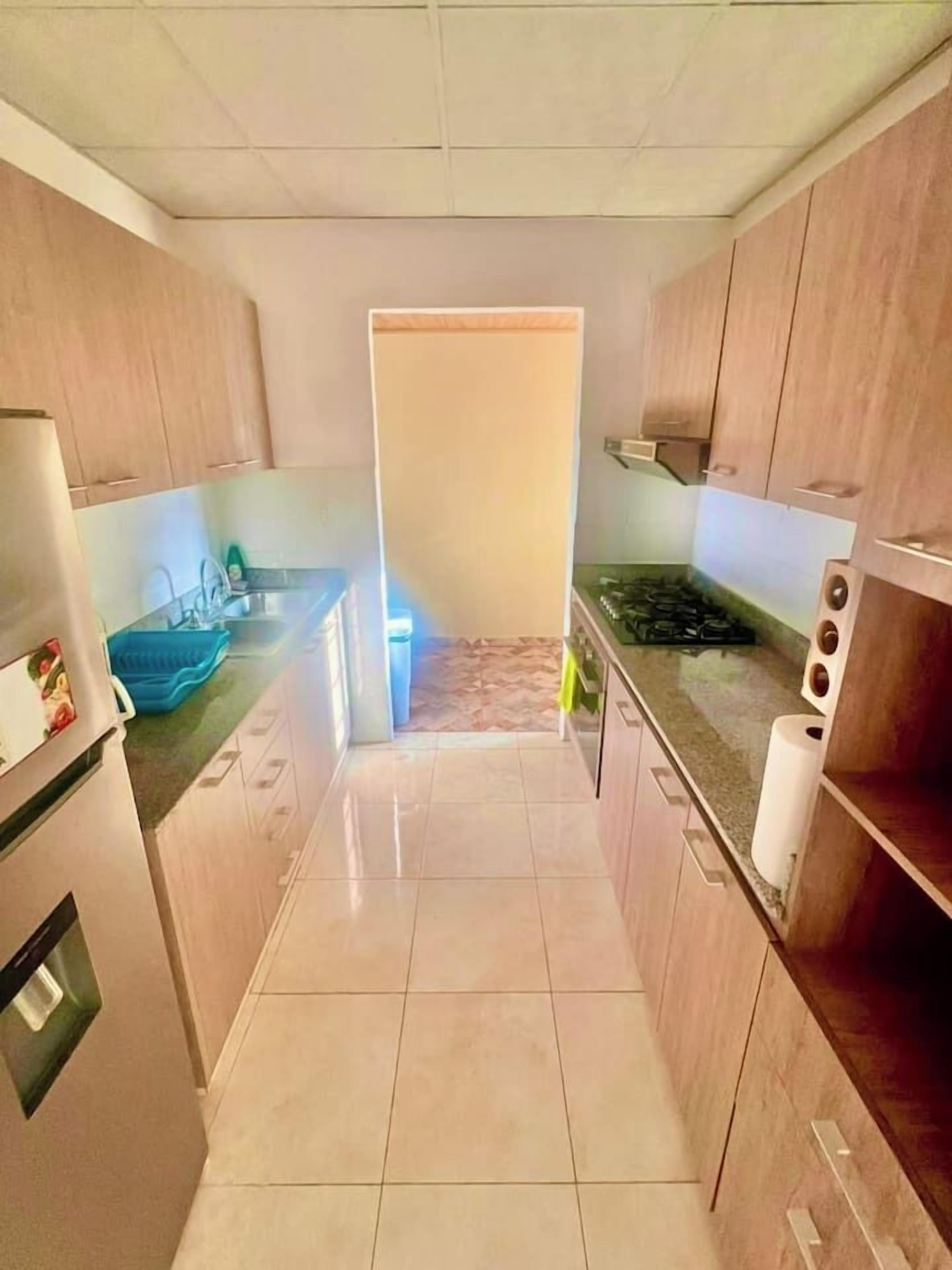 Coffee/tea maker, fridge, oven, stovetop