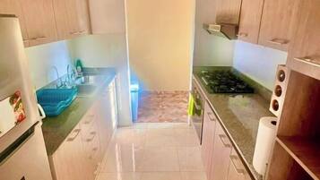 Coffee/tea maker, fridge, oven, stovetop