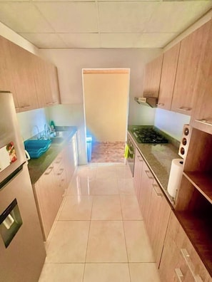 Coffee/tea maker, fridge, oven, stovetop
