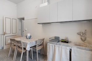 Dining - Casa Carlo Apartment in Riva Trigoso – 2 Bedrooms, Near Beach, Private Parking (Sestri Levante)