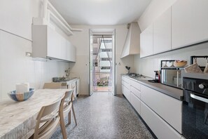 Coffee/tea maker, fridge, microwave, oven