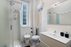 Shower, hair dryer, towels - Casa Carlo Apartment in Riva Trigoso – 2 Bedrooms, Near Beach, Private Parking (Sestri Levante)