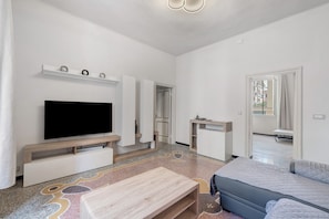 TV - Casa Carlo Apartment in Riva Trigoso – 2 Bedrooms, Near Beach, Private Parking (Sestri Levante)