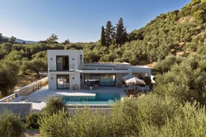 A modern two-story house with a swimming pool, surrounded by natural vegetation. - Villa Aelionis, Private Pool, Furnished Terrace, Zakynthos (Zakynthos)