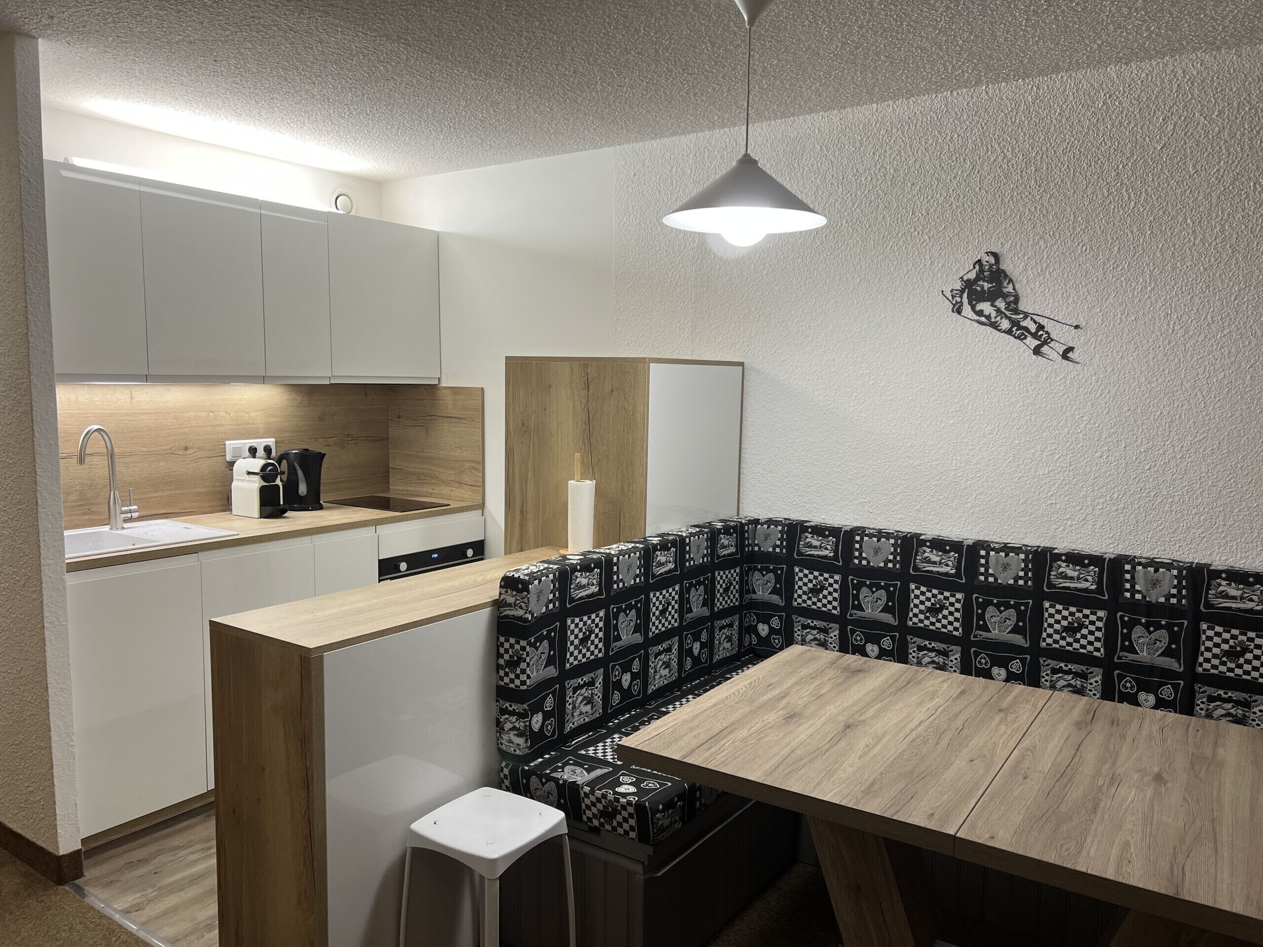 Coffee/tea maker, fridge, microwave, dishwasher