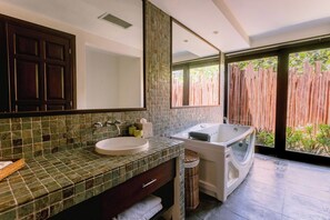 Villa Confort, vistas al jardín | Baño | Toallas, jabón y papel higiénico