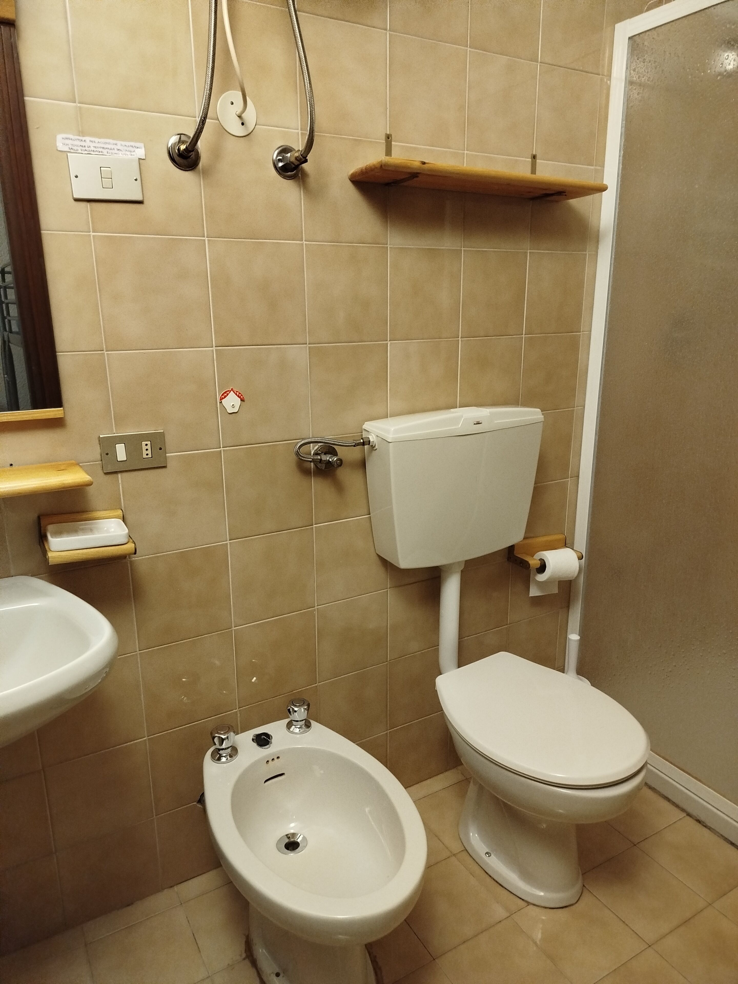 Haartrockner, Handtücher, Seife, Toilettenpapier
