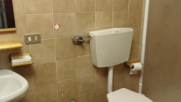 Haartrockner, Handtücher, Seife, Toilettenpapier