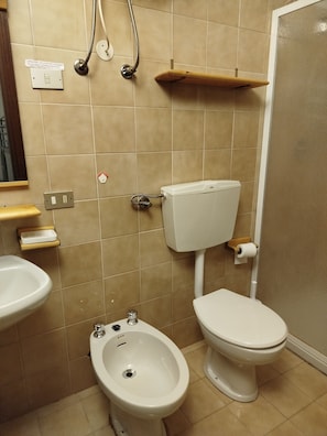 Haartrockner, Handtücher, Seife, Toilettenpapier