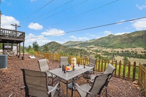Outdoor dining - Cozy Log Cabin: Hot Tub, 360 Mountain Views, Pet Friendly (Cascade-Chipita Park)