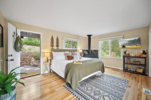 Iron/ironing board, free WiFi, bed sheets - Cozy Log Cabin: Hot Tub, 360 Mountain Views, Pet Friendly (Cascade-Chipita Park)