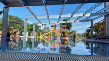 Kolam renang outdoor musiman