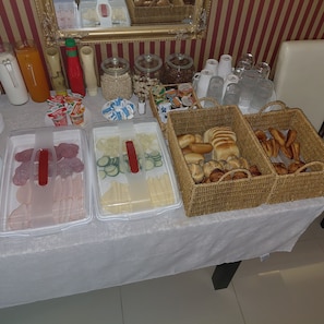 A buffet table with various food items, including meats, cheeses, and breads. - Villa Oliver Abádszalók (Abádszalók)