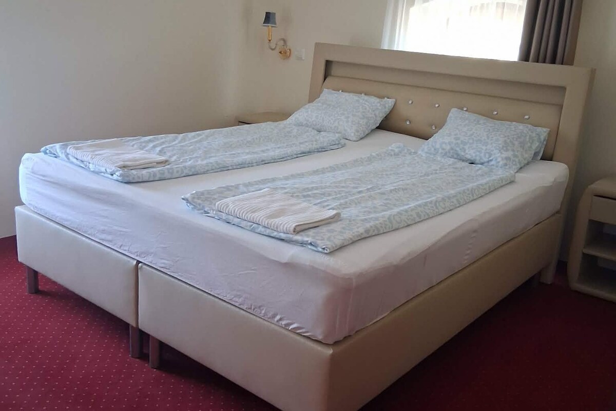 Double Room | WiFi (free), bed sheets