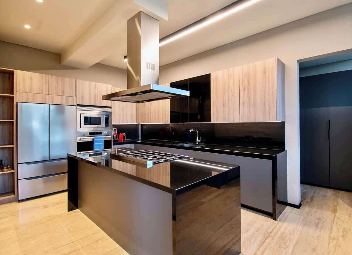 Coffee/tea maker, fridge, oven, stovetop