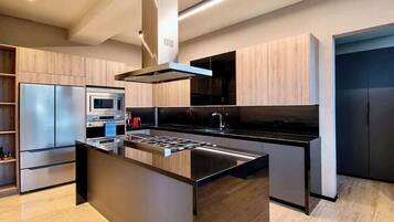 Coffee/tea maker, fridge, oven, stovetop