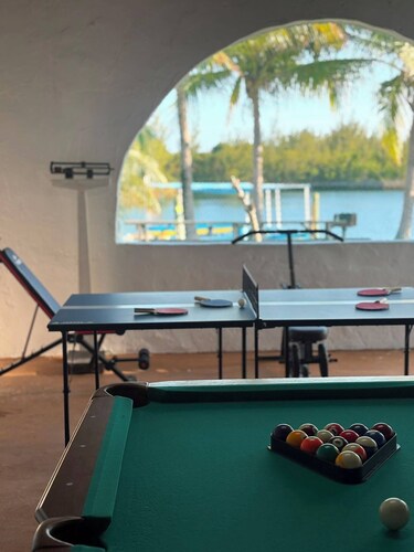 2-bedroom apartment in Sunny Freeport with cool AC. Across from Beach.