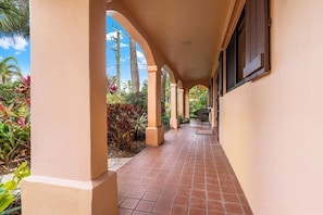 Terrace/patio - Luxury East Boca 3BR Pool Home w/ BBQ Near Beach (Boca Raton)