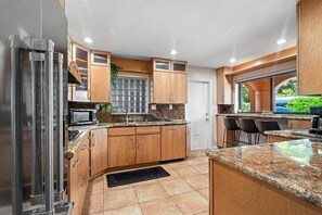 Private kitchen - Luxury East Boca 3BR Pool Home w/ BBQ Near Beach (Boca Raton)