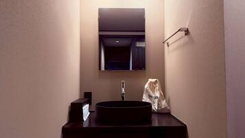 Habitación Deluxe con 2 camas individuales, vista a la montaña | Baño | Regadera, amenidades de baño gratuitas, secadora de cabello, toallas