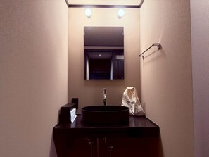 Phòng 2 giường đơn Deluxe, quang cảnh núi | Phòng tắm | Buồng tắm vòi sen, đồ dùng nhà tắm miễn phí, máy sấy tóc, khăn tắm 