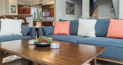 Group Escape: 6BR Hot Tub, Sauna, Game Rm & Garage