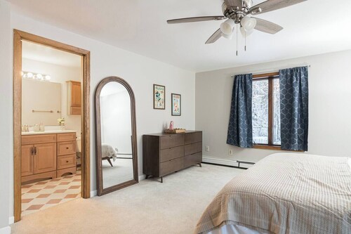 Group Escape: 6BR Hot Tub, Sauna, Game Rm & Garage